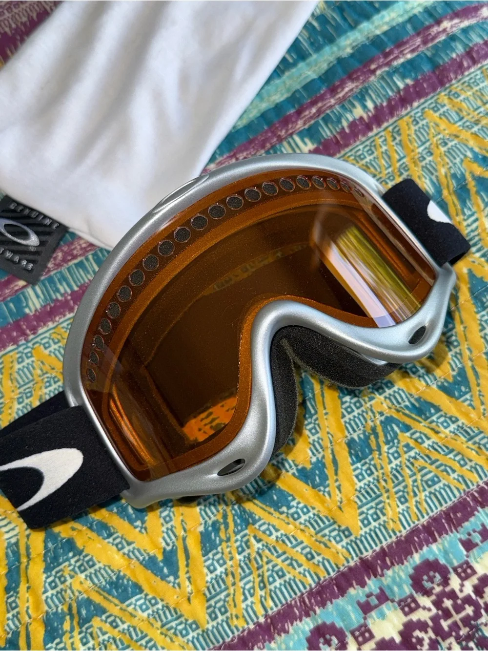 Oakley Silver Frame Ski Goggles with Amber Lens and Black Adjustable Strap